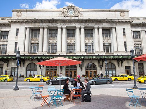 Extérieur de la gare Amtrak de Baltimore dans la journée